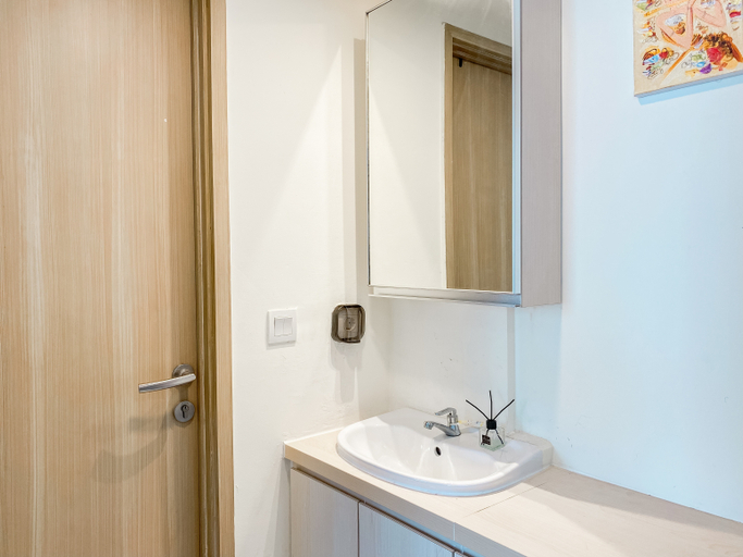 Bathroom 5, Restful and Chic 2BR at Meikarta Apartment By Travelio, Cikarang