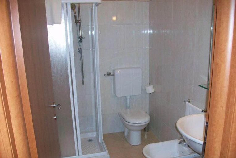 Bathroom 4, Residence Garda Palace, Verona