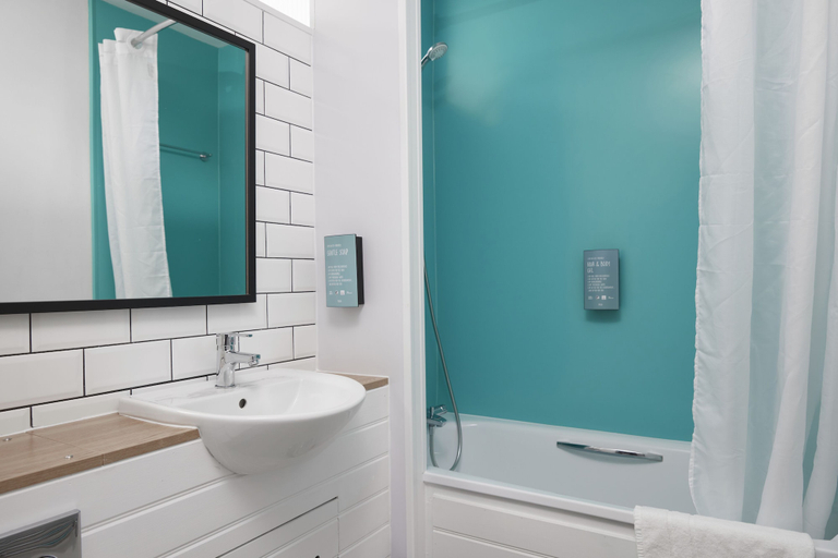 Bathroom 3, The Longshoot Hotel by Greene King Inns, Warwickshire