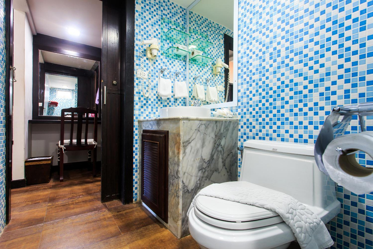 Bathroom 16
