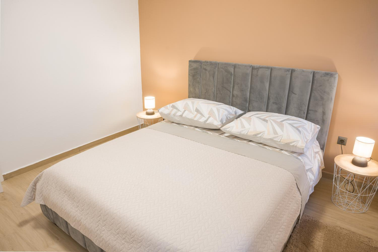 Others 4, Apartmani Toni, Drniš