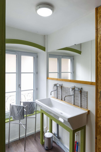 Bathroom 4, Le Repose Pieds - Gite d'etape randonnees -, Haute-Loire