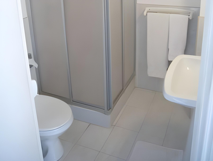 Bathroom 3, La Passiflore, Gard
