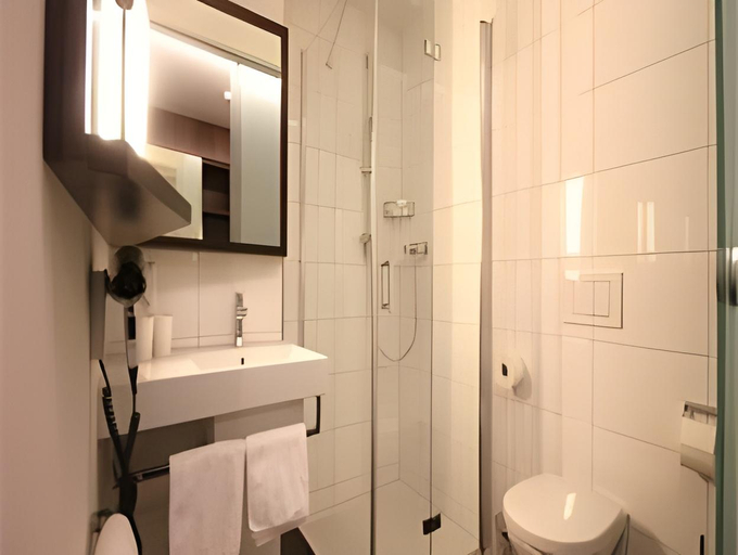 Bathroom 4, Hotel Garni Tannleger B&B, Bludenz