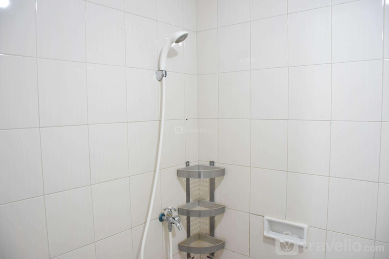 Bathroom, Nice Studio Signature Park Grande Apt By Travelio, South Jakarta