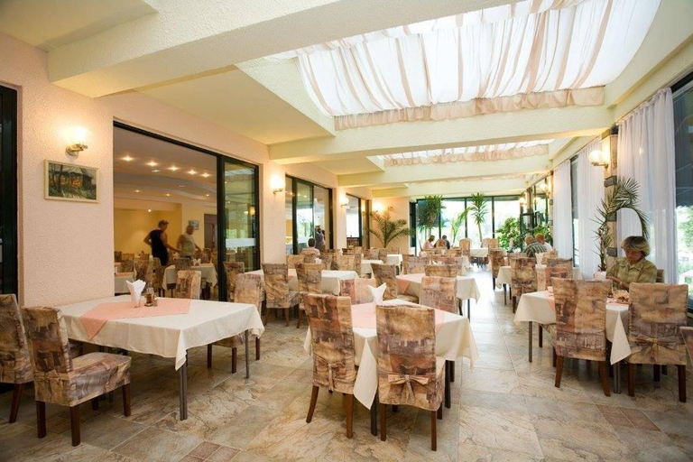 Food & Drinks, Studios in Sveta Elena complex with mineral pool, Varna