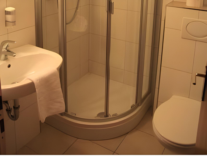 Bathroom 3, Hotel-Restaurant Sonnenhof, Birkenfeld