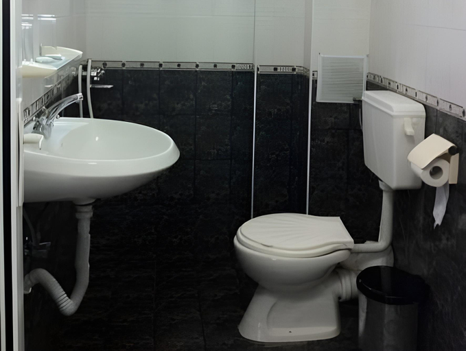 Bathroom 3, Family Hotel Apolonia, Sozopol
