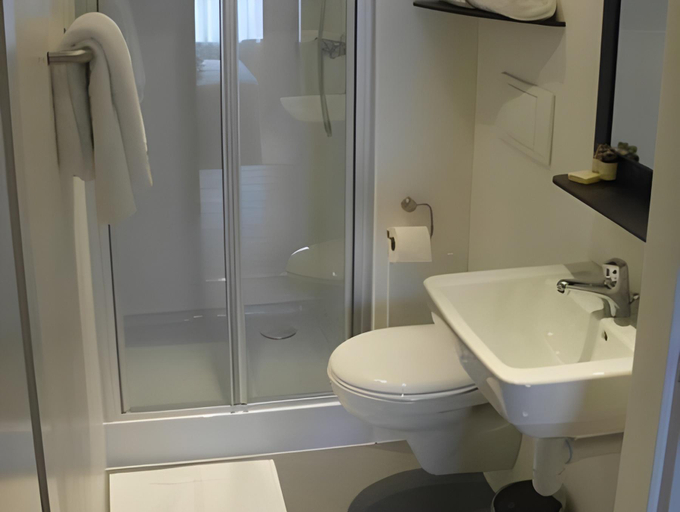 Bathroom 2, Hotel Le Fournil, Luxembourg