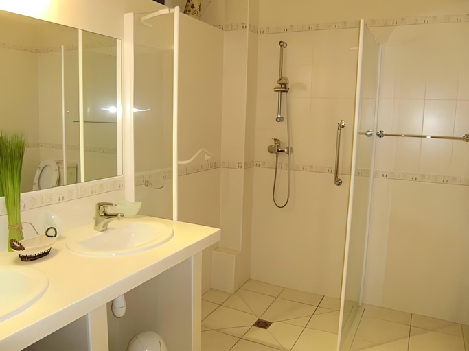 Bathroom 3, Domaine des Chais, Charente-Maritime