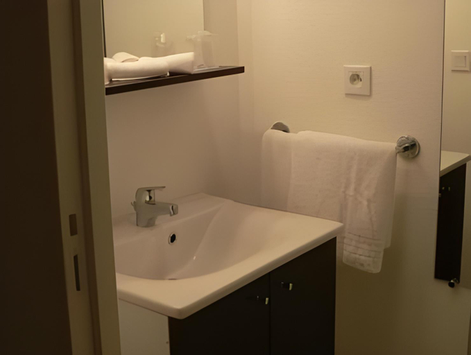 Bathroom 4, So'Lodge Niort A83, Deux-Sèvres