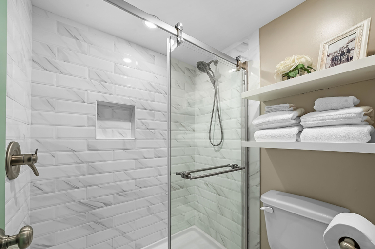 Bathroom 3, Compass Point 508, Baldwin