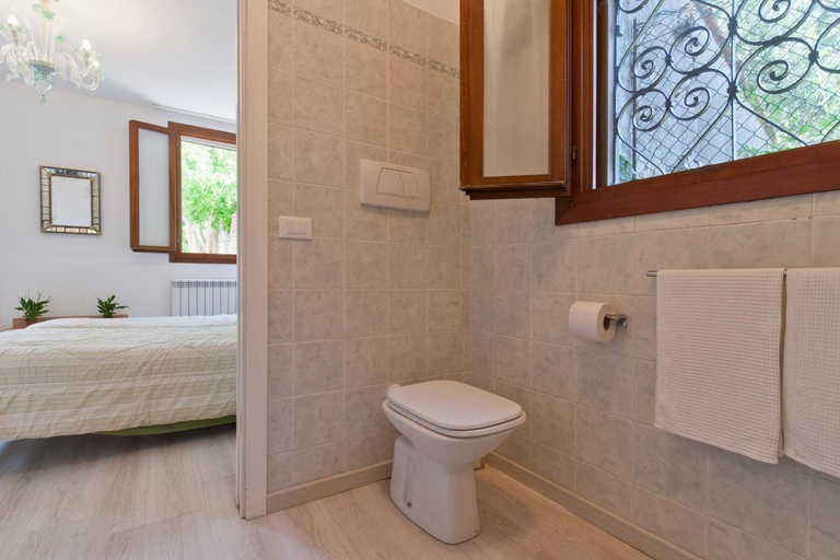 Bathroom 2, Ca' Del Pomo Grana', Venezia