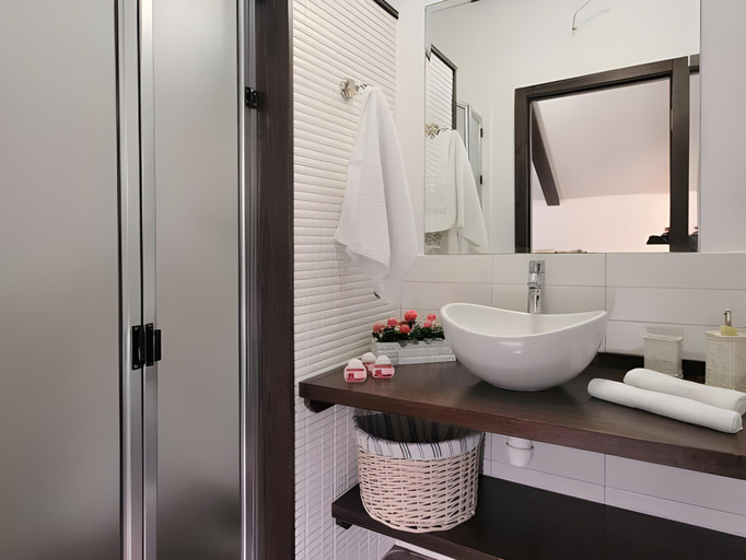 Bathroom, Nof Lazafon