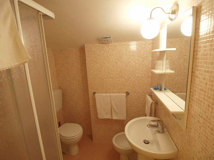 Bathroom 10