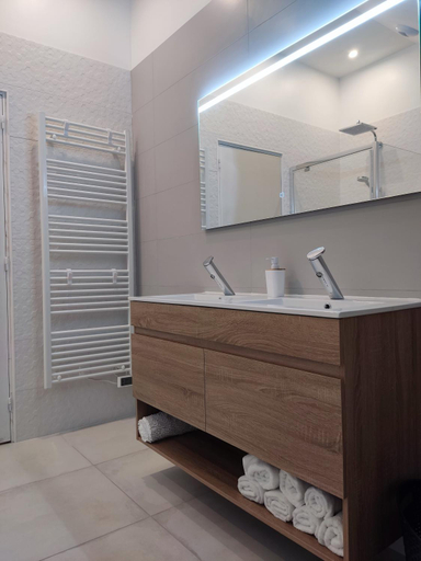 Others 4, Chambre spacieuse, jacuzzi, proche parc Asterix, Oise