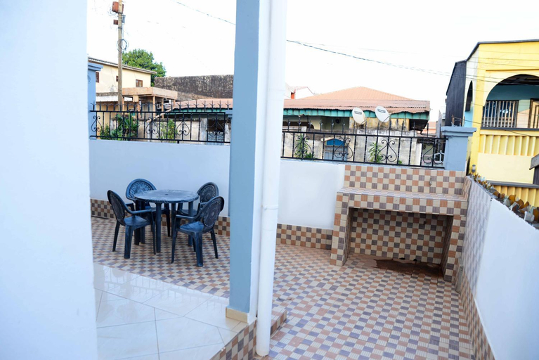 Others 2, Appart meuble Jouvence chez Chantal & Francis, Mfoundi
