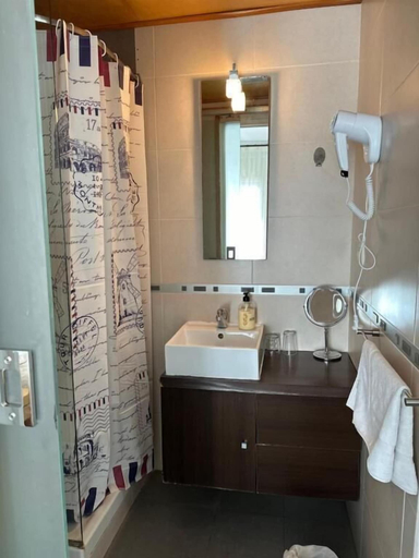 Bathroom 5, Nou Roser, Girona