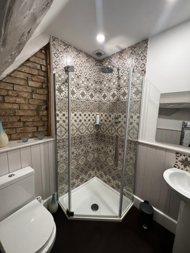Bathroom 3, The Lion, Tredington, Warwickshire