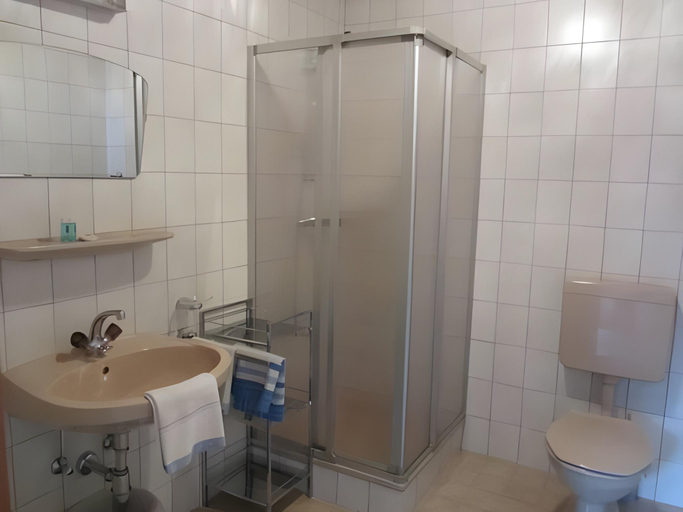 Bathroom 2, Haus Alpina, Imst