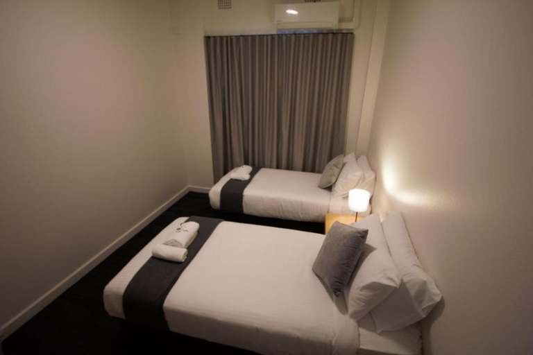 Others 5, Sydney Junction Hotel, Newcastle - Throsby