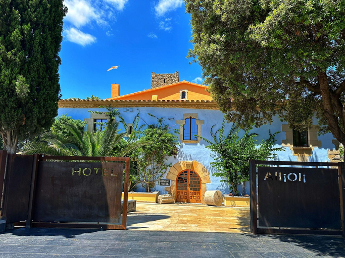 Exterior & Views