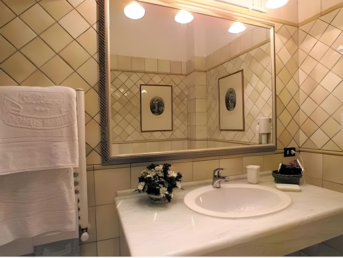 Bathroom 4, Domus Mariae Albergo, Syracuse