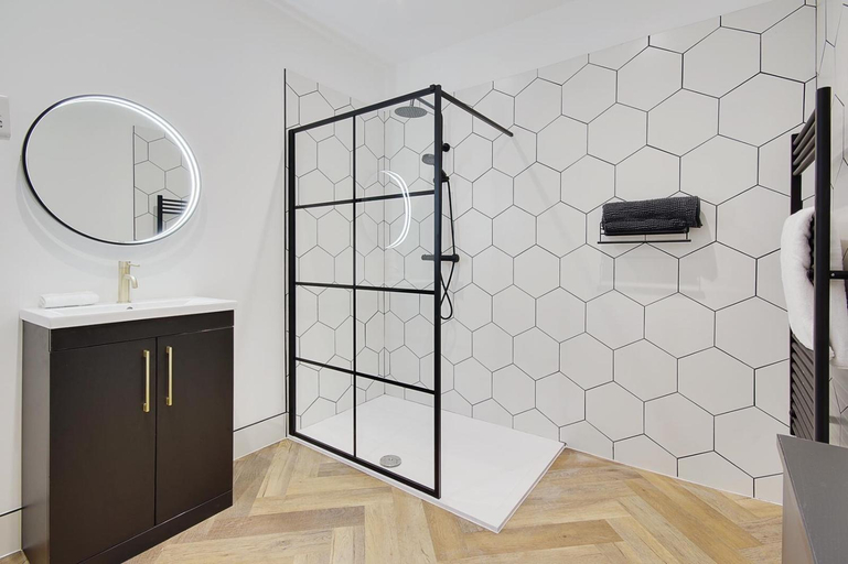 Bathroom 16