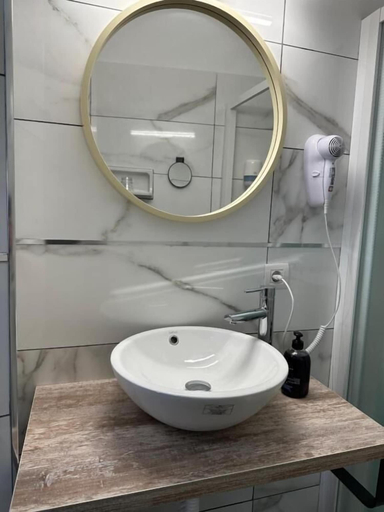 Bathroom 5, Nou Roser, Girona