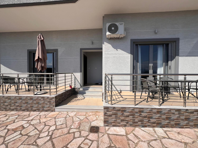 Others 4, Villa Dea, Sarandës