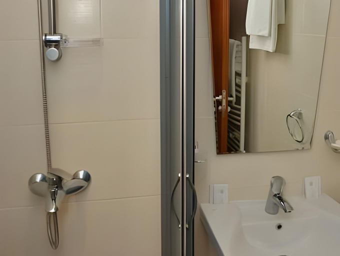 Bathroom 3, Vesta Hotel, Montana
