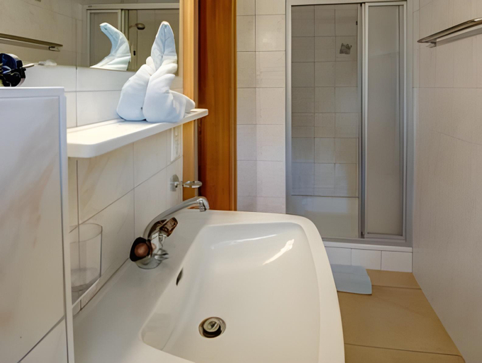 Bathroom 2, Jennys Huamatl, Landeck