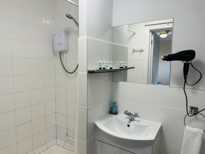 Bathroom 2, Woodcock Inn, Surrey