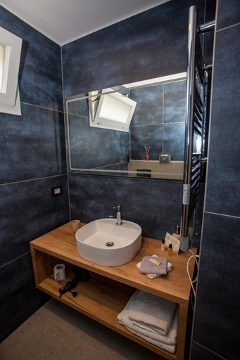Bathroom 4, Xenia Neapolis, Napoli