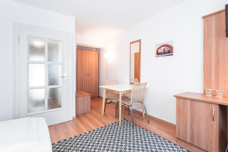 Bedroom 4, Flatista Boutique Hotel, München