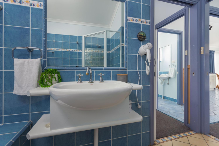 Bathroom 2, Tuross Beach Cabins and Campsites, Eurobodalla