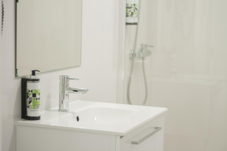 Bathroom 3, Room Select Porto Suites, Porto