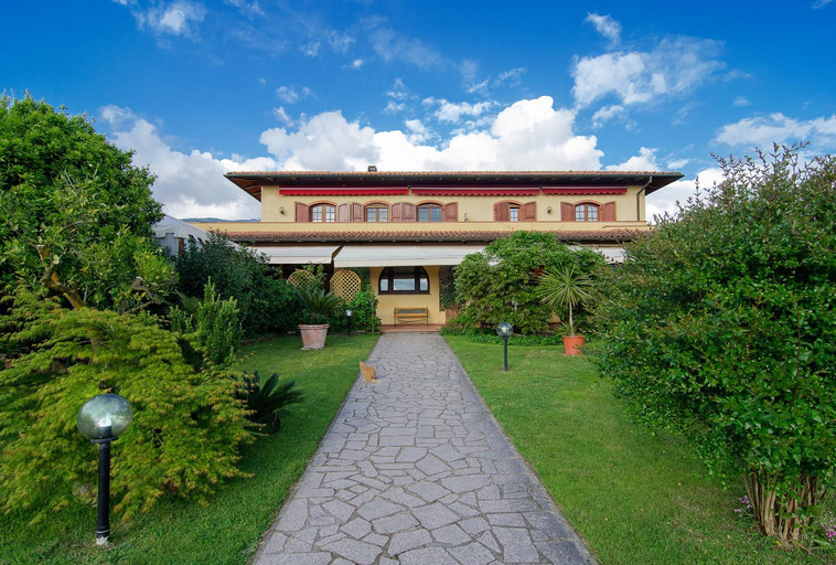 La Casa Gialla, Massa Carrara