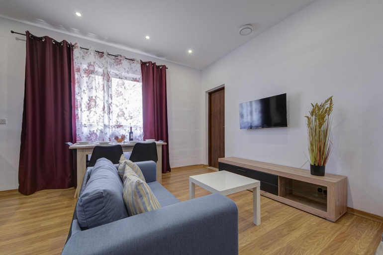 Others 3, Modern Apartments in Sliema Centre Walk to Seafront, WiFi & AC