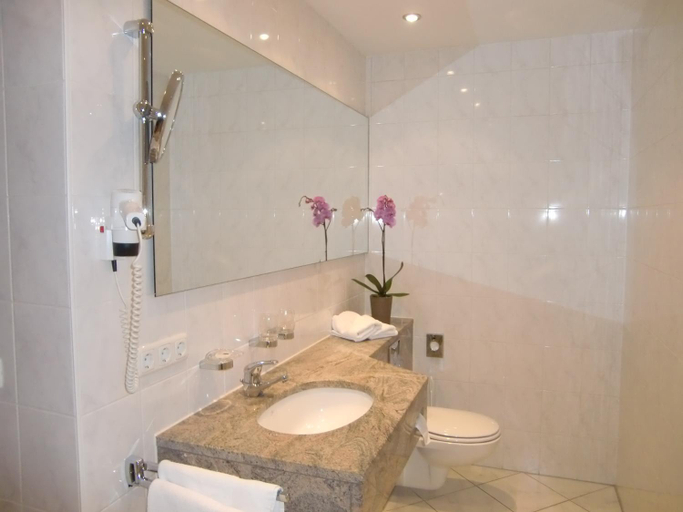 Bathroom 2, Grainauer Hof, Garmisch-Partenkirchen