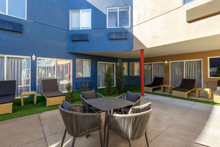 Exterior & Views 26