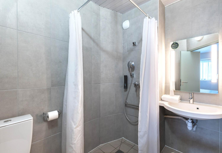 Bathroom 5, B&B HOTEL Lille Lezennes Grand Stade, Nord
