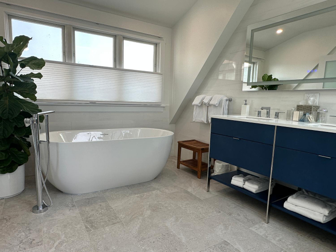 Bathroom 2, Harborside Inn, Newport