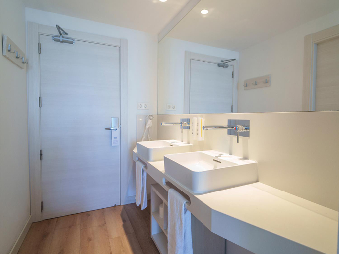 Bathroom 4, Sentido Benalmadena Beach, Málaga