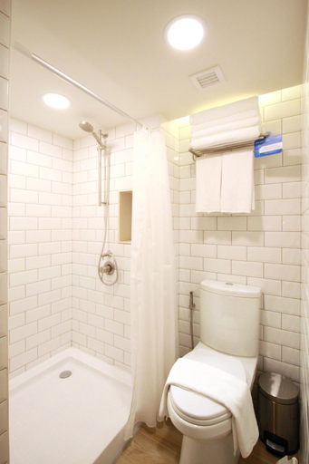 Bathroom 18