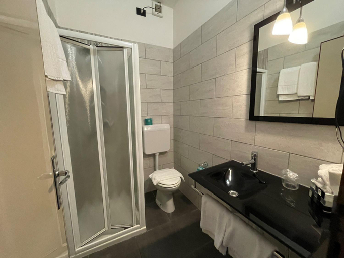 Bathroom 13