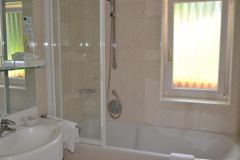 Bathroom 3, Hotel Scoiattolo, Bolzano