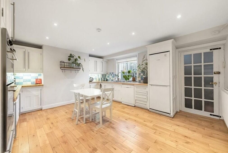 Others 5, Spacious 3B House in South Kensington, London