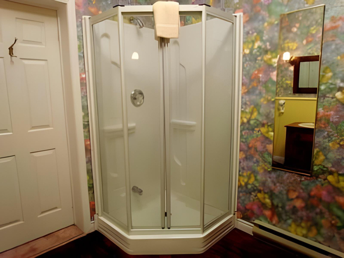 Bathroom 2, Shadow Lawn Inn, Kings