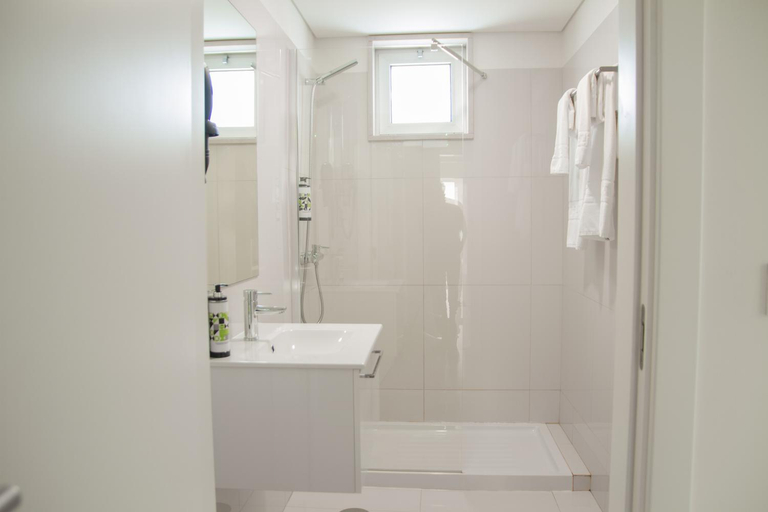Bathroom 3, Room Select Porto Suites, Porto